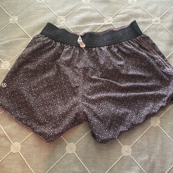 Lululemon reversible shorts size 8 - Picture 6 of 7